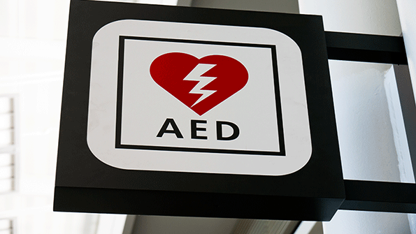 For the best chance of survival an AED should be used within three to five minutes after collapse For every minute that passes without CPR and defibrillation the chance of survival for a victim of sudden cardiac arrest SCA decreases by 7 to 10 percent After 10 minutes very few SCA victims survive