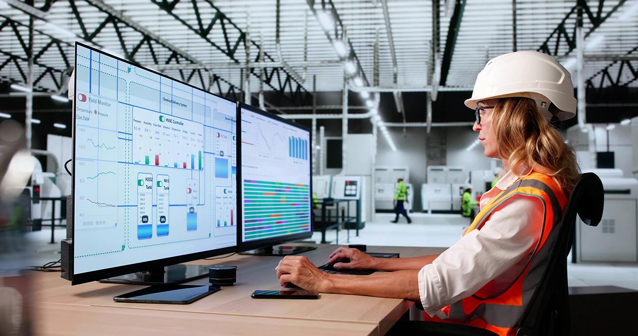 image_woman_at_computer_1280